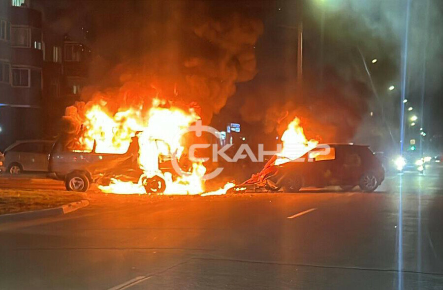 В Благовещенске заполыхали два столкнувшихся автомобиля видео