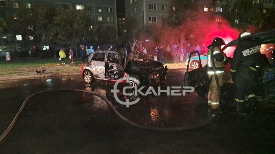 После удара из машины вылетел ребенок появилось видео момента ДТП в Благовещенске после которого сгорели два автомобиля