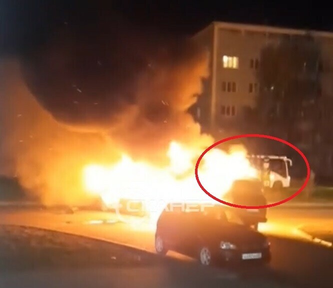 Амурчан возмутило поведение водителя автобуса объезжавшего место где горели две иномарки видео