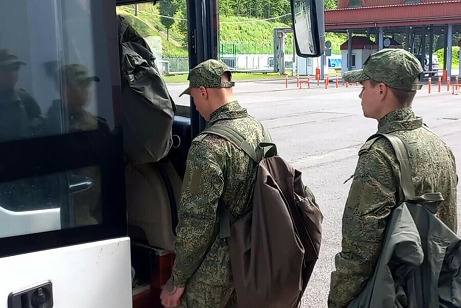 Домой в Россию вернулись 185 военнослужащих и 20 гражданских