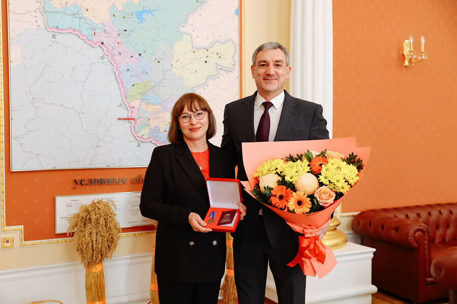 Губернатор Приамурья наградил заместителя председателя амурского правительства