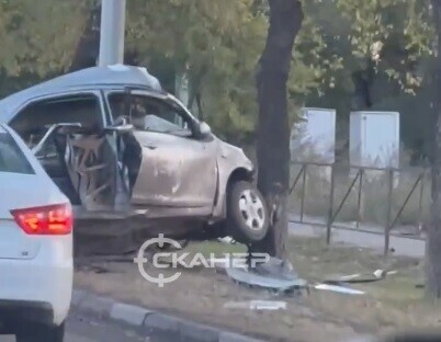 Машина обняла столб на Калинина ночью молодая водитель устроила жесткое ДТП видео