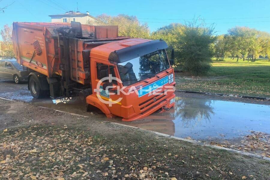 Часть мусоровоза ушла под землю в микрорайоне Благовещенска фото