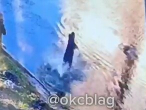 Могло закончиться трагедией в парке Дружбы девушка решила искупаться в холодном озере видео