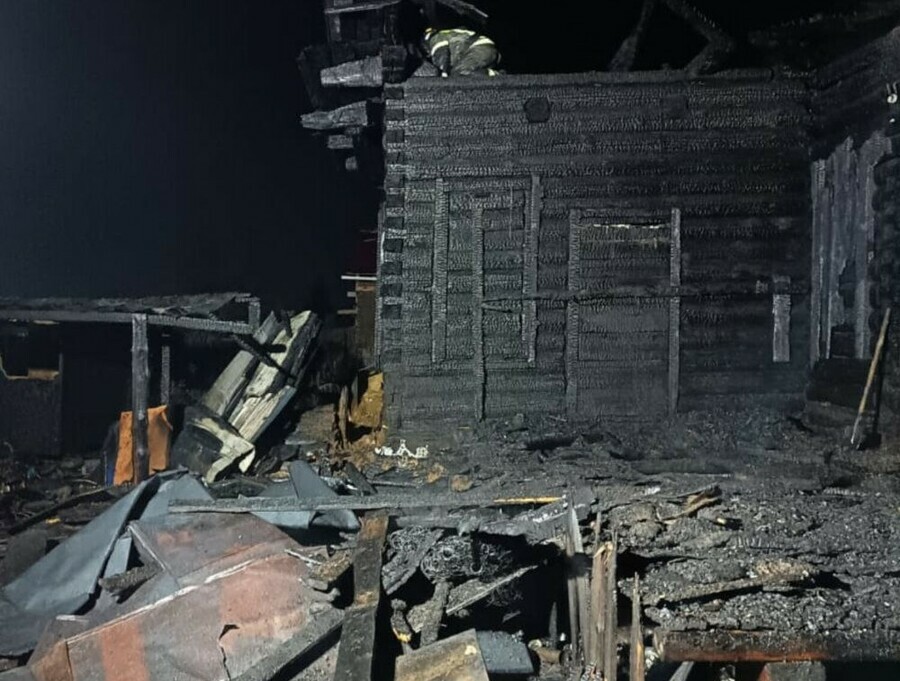 В Свободном сгорел двухквартирный дом