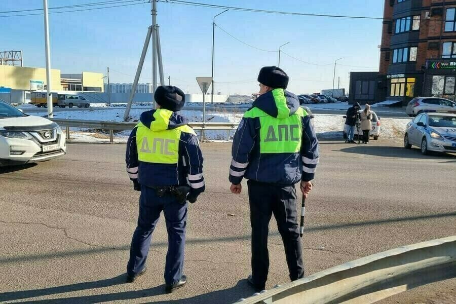В Амурской области мужчина садясь в автомобиль стал участником ДТП