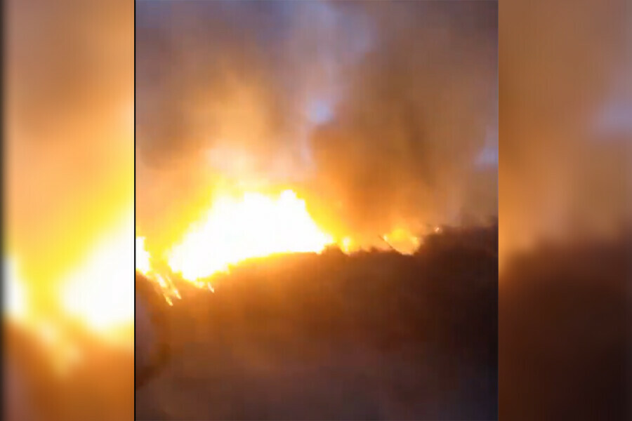 Смрад ничего не видно на дороге в Приамурье горят огромные кучи мусора видео