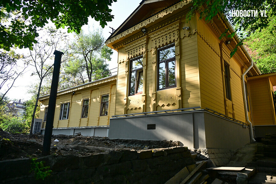 В старом центре Владивостока отремонтировали дом с наличниками XIX века