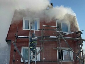 В Благовещенске загорелся жилой дом с мансардой фото видео