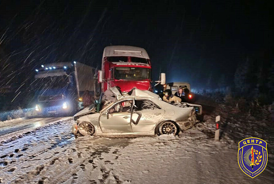 Погибли двое из легковушки водитель тягача не пострадал стали известны подробности страшного ДТП в Приамурье фото