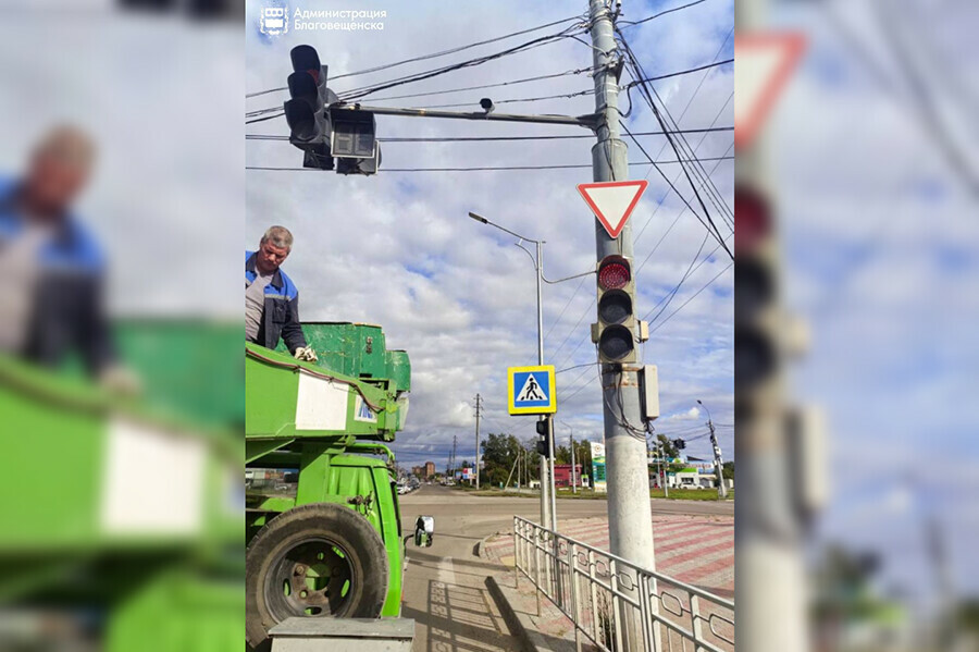 Мэр Благовещенска за светофорами регулярно следят специалисты