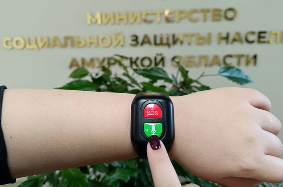 У инвалидов по зрению и одиноких пенсионеров в Приамурье появилась своя красная кнопка 