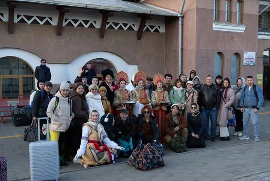 Оркестром и караваем встретили в Благовещенске актеров театра из УланУдэ фото