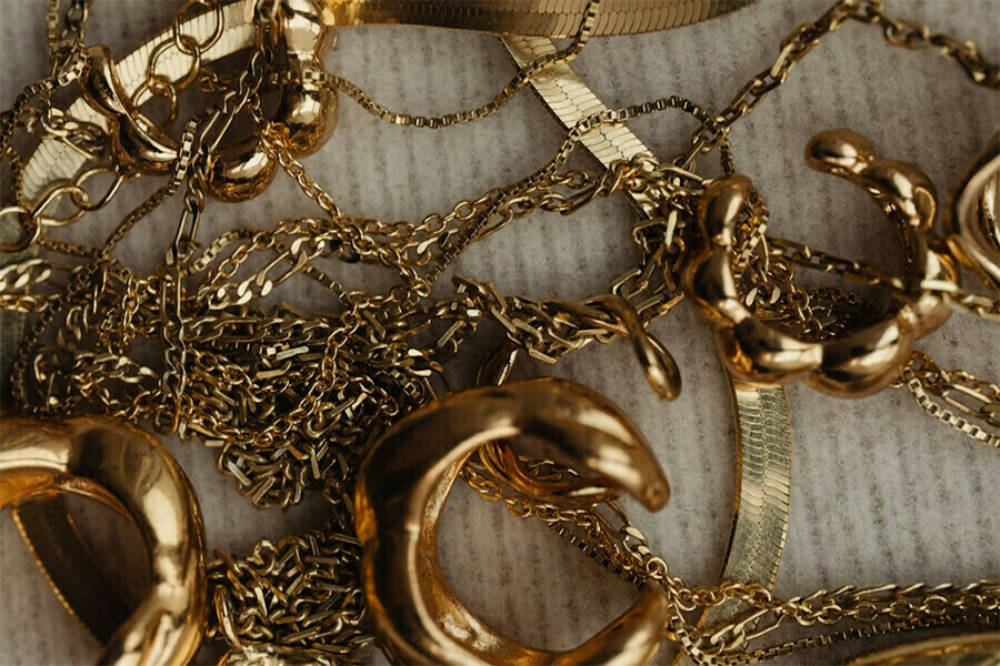 Три десятка ювелирных изделий и около 3 миллионов рублей украла благовещенка у подруги