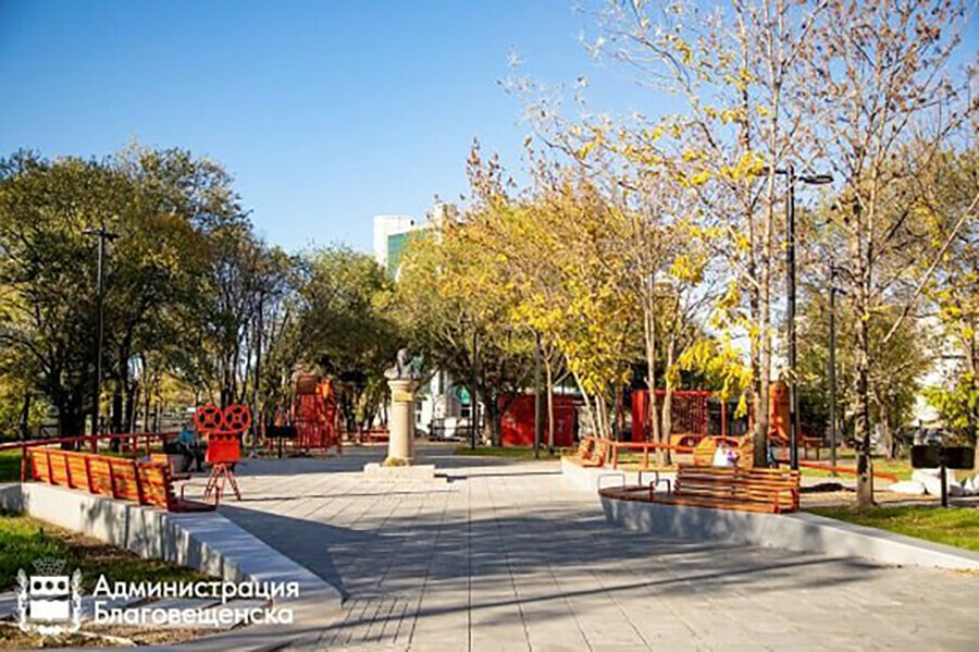 Сирень боярышник цветы в центре Благовещенска озеленяют новый сквер