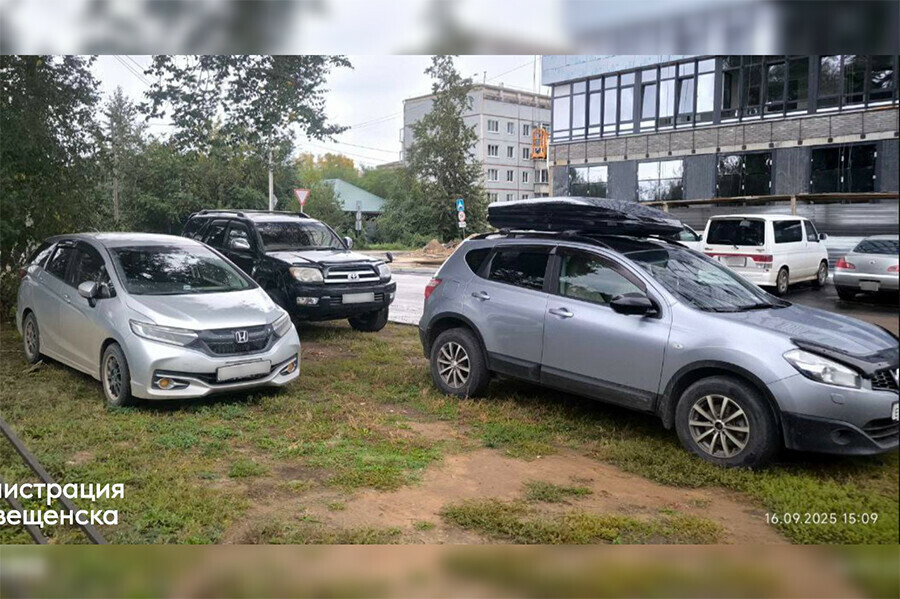 Транспорт автохамов в Благовещенске вывозят на штрафстоянки и заставляют платить фото