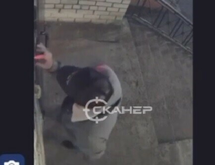 Благовещенец разгромил подъезд в микрорайоне и попал на камеры видеонаблюдения 