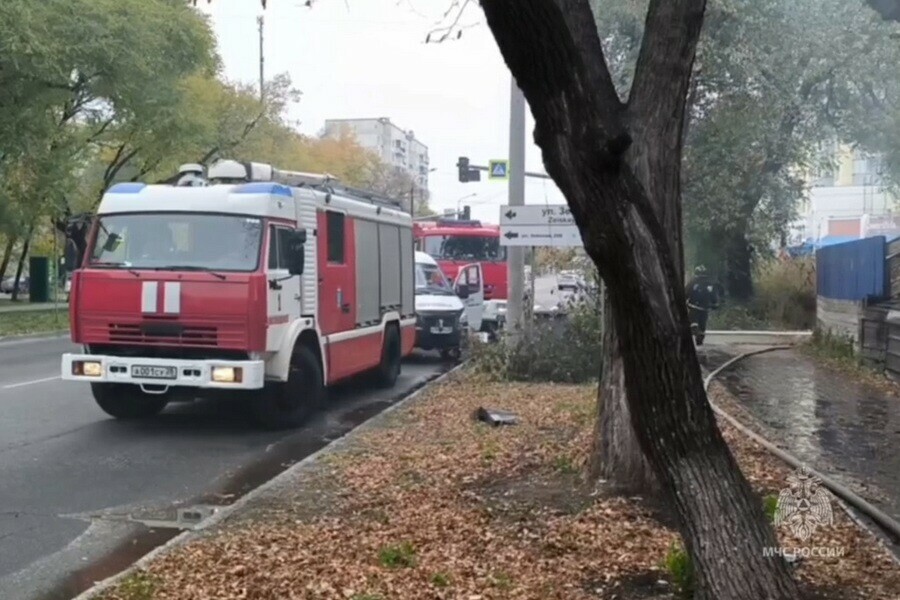 Жилой дом загорелся в Благовещенске на Мухина видео 