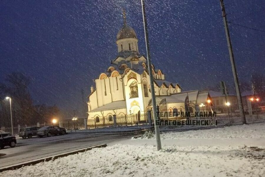 Зима подобралась близко к Благовещенску 