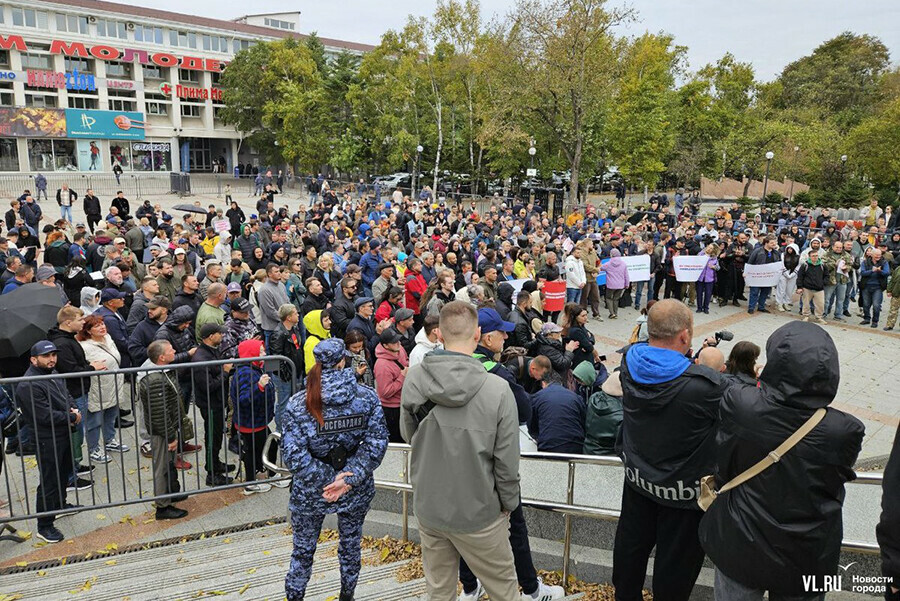 Утиль не коммерческий а заградительный во Владивостоке прошел митинг против повышения утильсбора фото