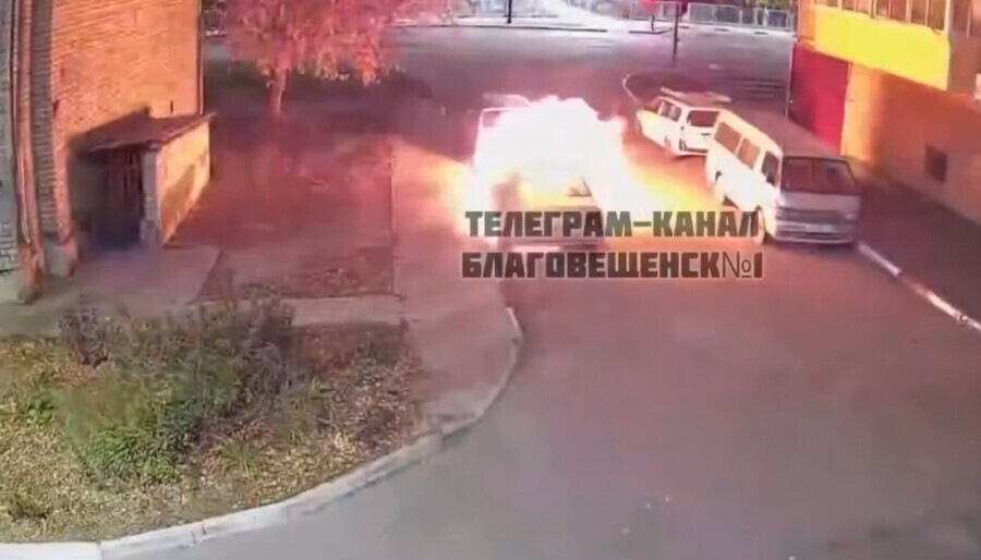 В Благовещенске за считанные секунды сгорел автомобиль фото видео