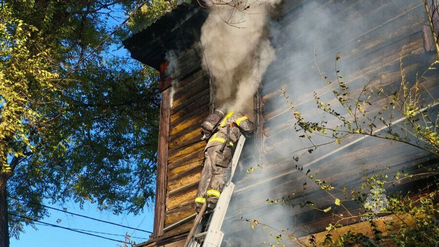 Двухэтажный дом загорелся в Благовещенске фото видео