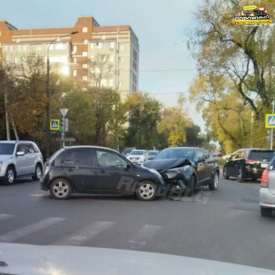 В Благовещенске утреннее ДТП перекрыло загруженный перекресток