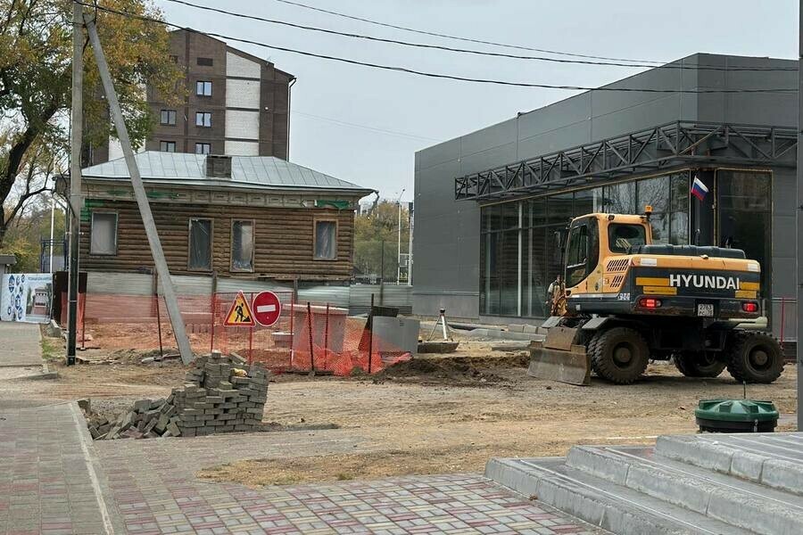 Мэр Благовещенска побывал на стройке в центре города и анонсировал асфальтирование проулка фото 