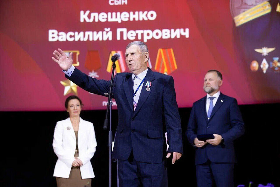 Амурчанину Петру Клещенко отцу Героя России погибшего на СВО вручили медаль Отец солдата фото