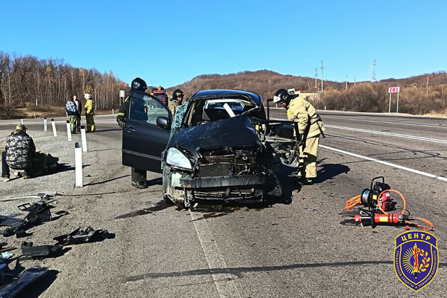В ДТП на трассе Амур около часа назад пострадали двое столкнулись Toyota и грузовик фото
