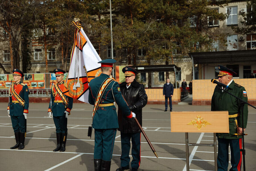 В Благовещенск приехал главнокомандующий Сухопутными войсками чтобы лично поздравить ДВОКУ с важным событием
