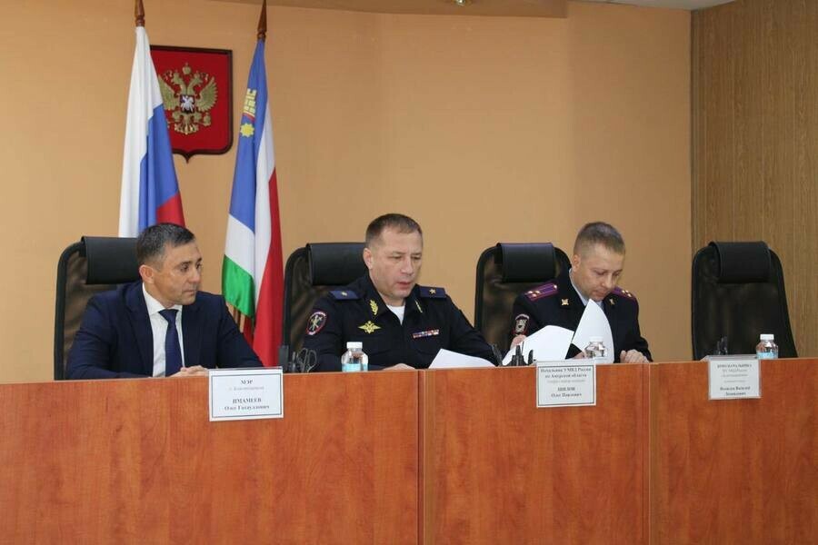 Мэр Благовещенска Олег Имамеев наградил сотрудников полиции фото 