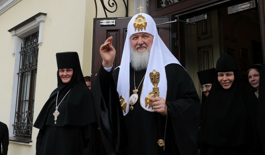 Патриарх Кирилл призвал игуменью к совести и попросил продать личный Mercedes за 95 миллиона рублей
