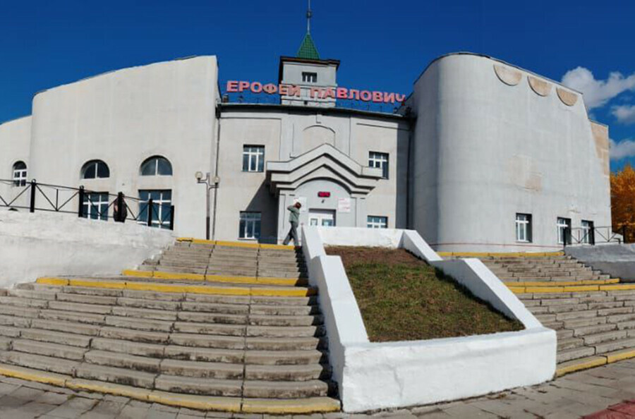 В Амурской области на станции под вагоном нашли мужчину в тапочках и трико