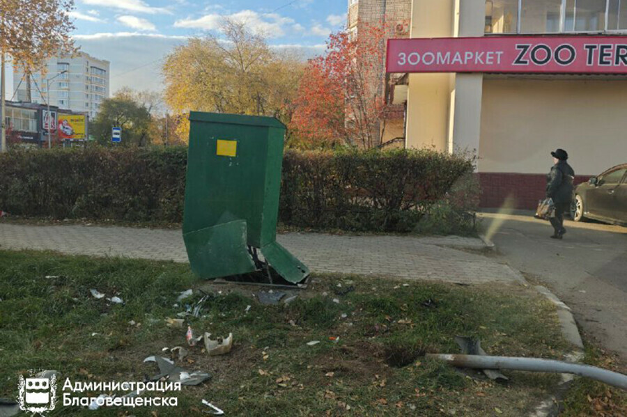 Ночью пьяная автомобилистка сбила в Благовещенске дорожный знак