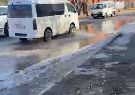 На перекрестке Благовещенска вода вышла на проезжую часть видео 
