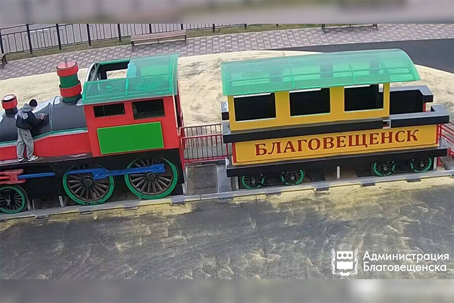 Юные вандалы Благовещенска ополчились на паровозик на детской площадке