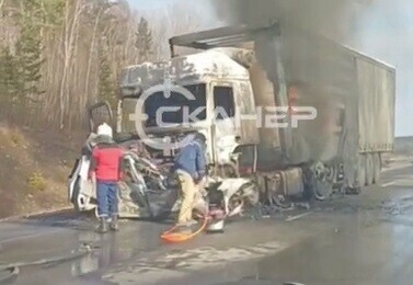 Машины вспыхнули жуткое ДТП произошло на федеральной трассе в Приамурье видео
