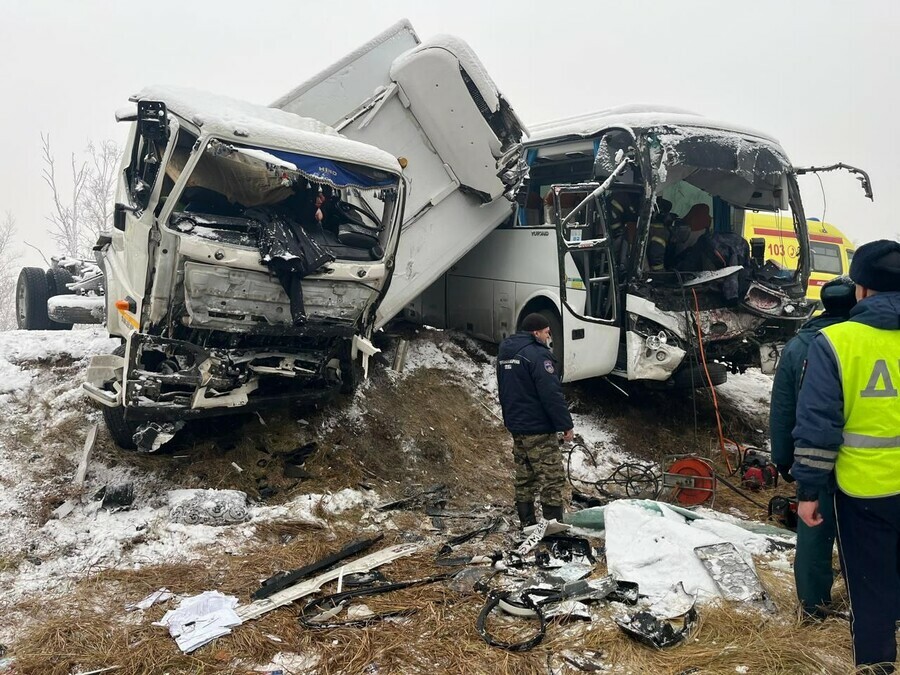 Пассажирский автобус столкнулся с грузовиком в Амурской области Затруднено движение видео