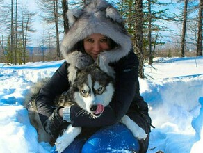 В Амурской области мастерица прядет пряжу из шерсти хаски на старинных веретенах