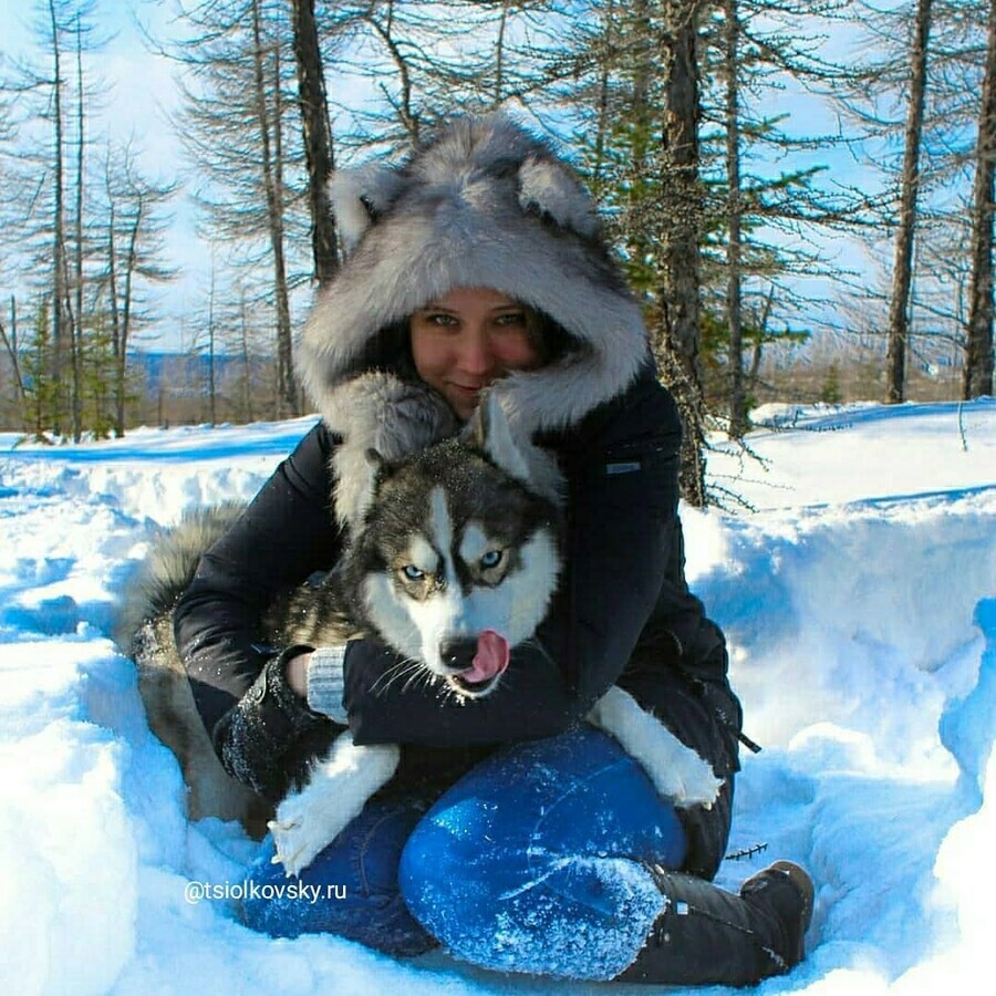 В Амурской области мастерица прядет пряжу из шерсти хаски на старинных веретенах