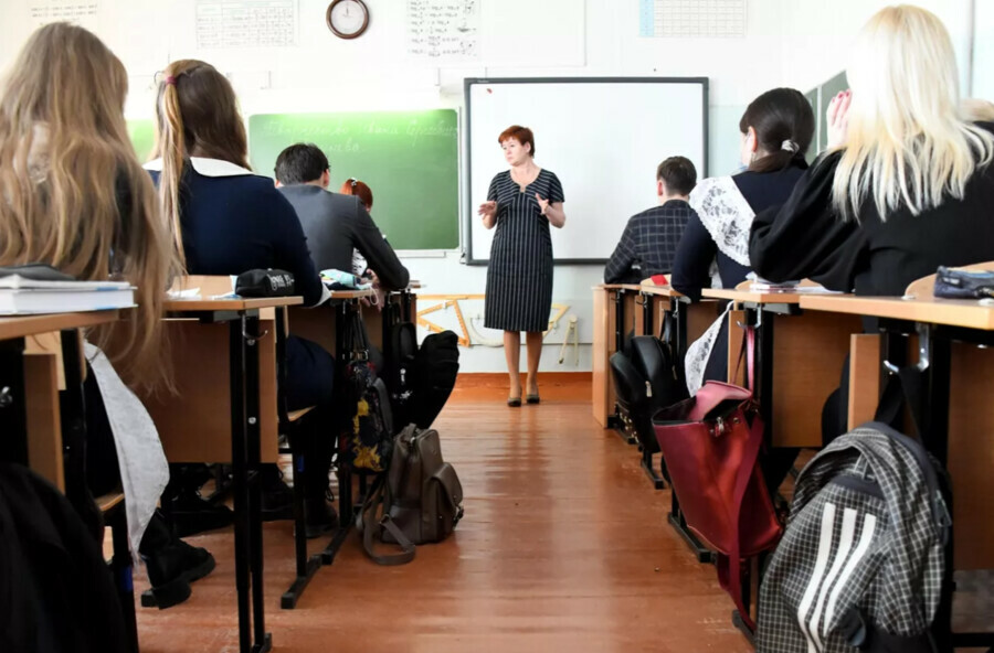 В Госдуме потребовали снизить бюрократическую нагрузку на учителей
