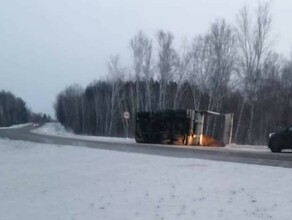 На аэропортовской трассе спустя две недели после страшного ДТП с эвакуатором перевернулся КамАЗ