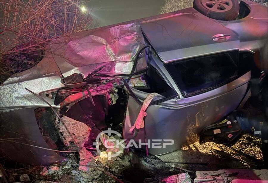 В Благовещенске Toyota Prius поцеловался с опорой освещения фото
