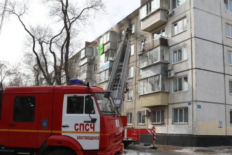 В Благовещенске на верхнем этаже 5этажки загорелась квартира