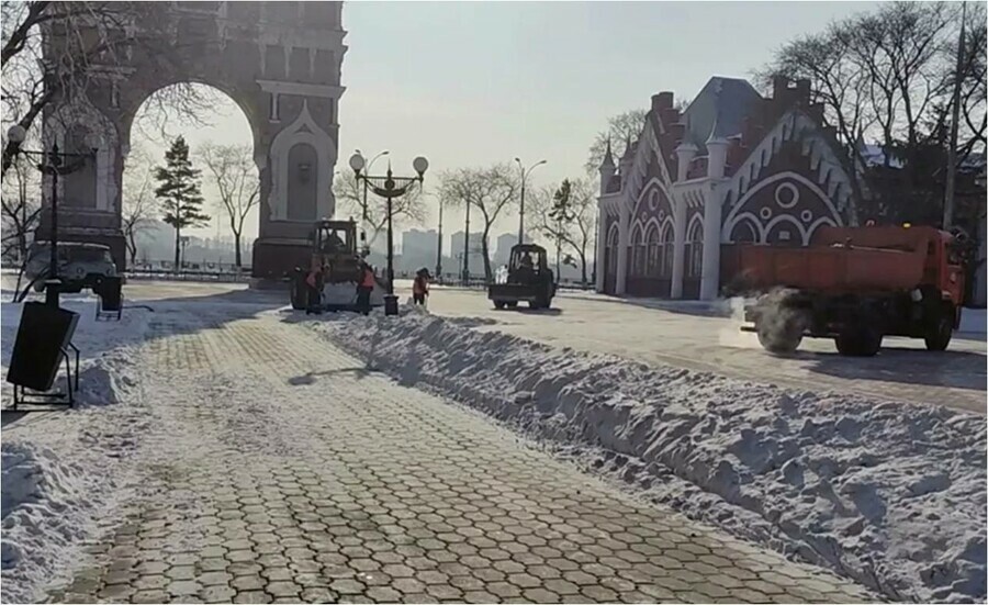 В Благовещенске на несанкционированную акцию вышли полицейские и снегоуборочная техника