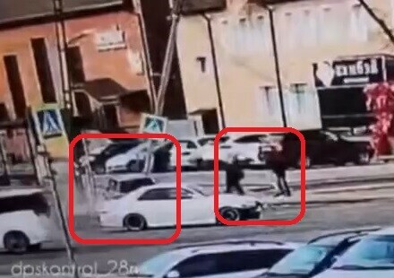 В Благовещенске водитель врезался на перекрестке в опору чудом не проехав по пешеходам видео