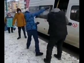 В ЮжноСахалинске водитель за ногу вытащил из маршрутки подростка