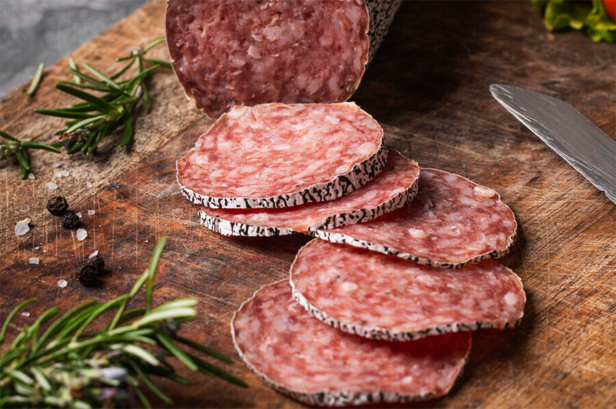 В Амурской области уничтожили санкционные сыры и колбасы 