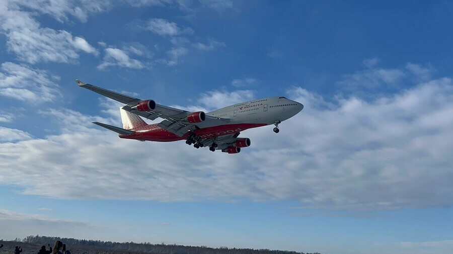 Ну здравствуй королева небес Легендарный двухпалубный Боинг впервые прилетел в Благовещенск фото видео